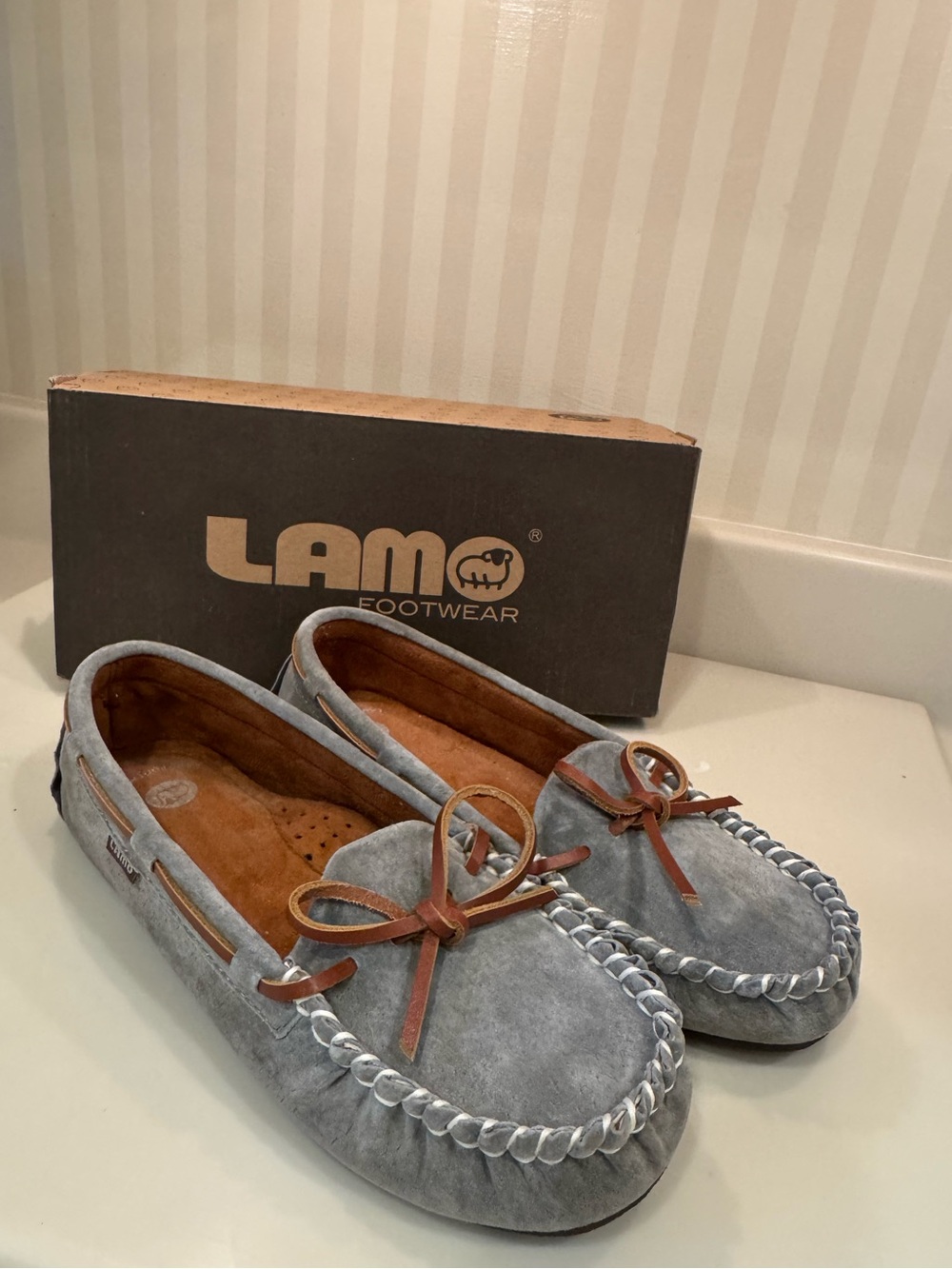 Lamo Sabrina Moc Soft Grey Suede Classic Moccasin Slipper Shoe New In Box - Picture 2 of 16